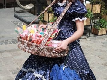 מוכרת צעירה